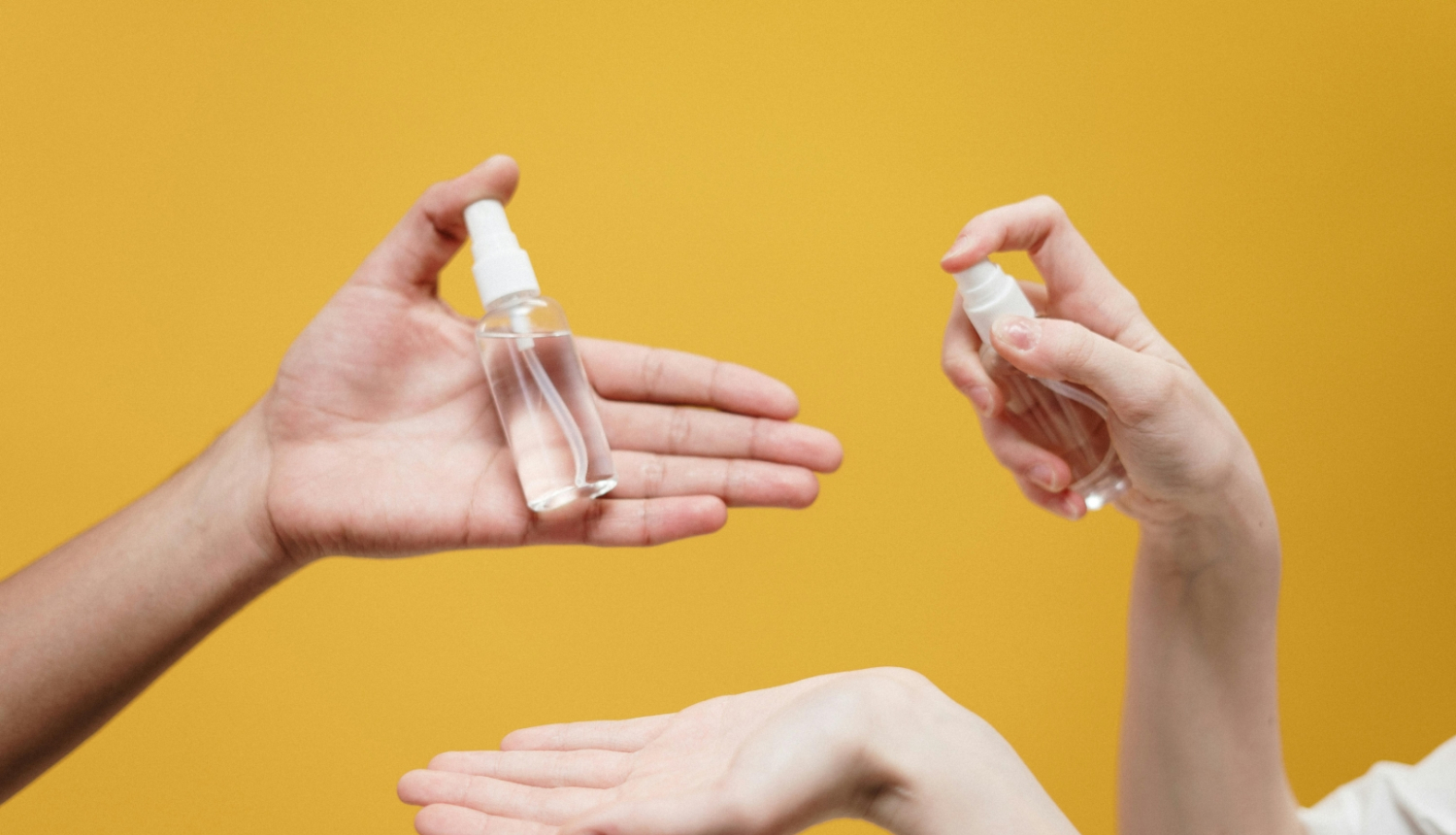 Uz dzeltena fona tiek dezinficētas rokas