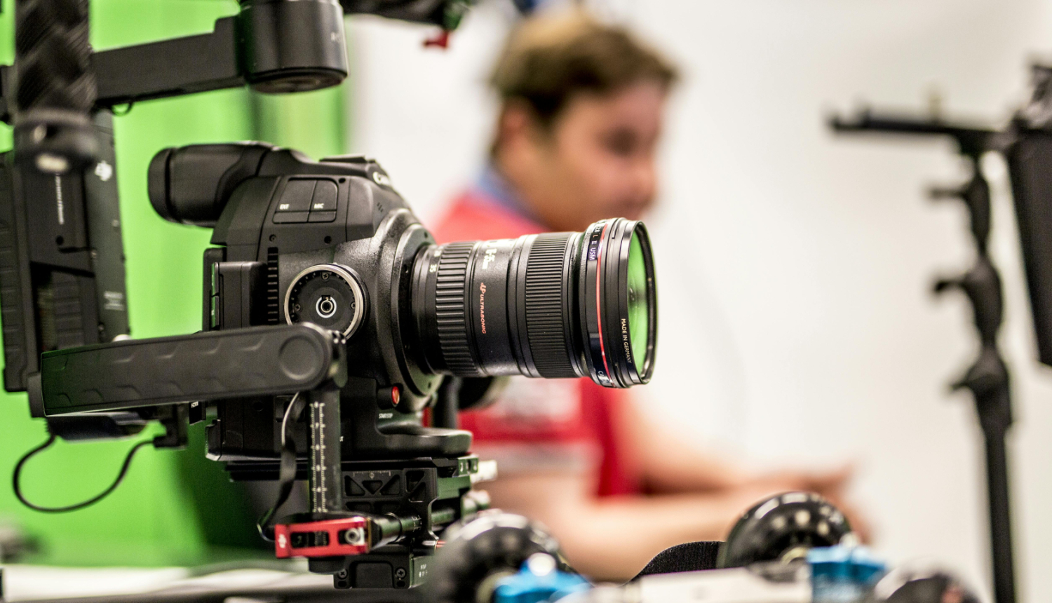 video kamera un vīrietis fonā