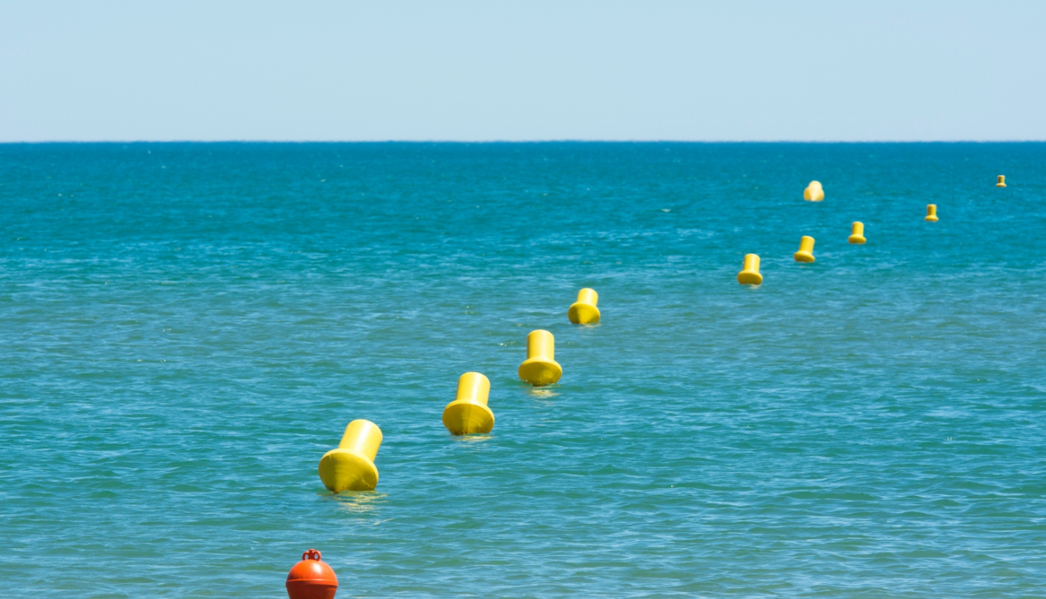 Jūra ar krāsainām bojām