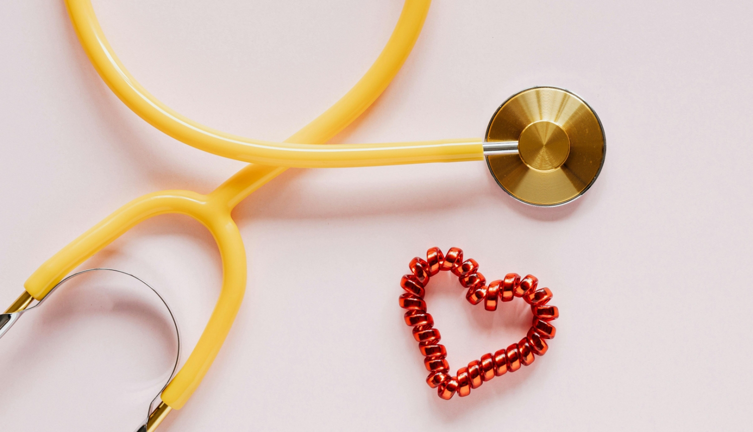Ilustratīvs attēls ar sirdi un fonendoskopu