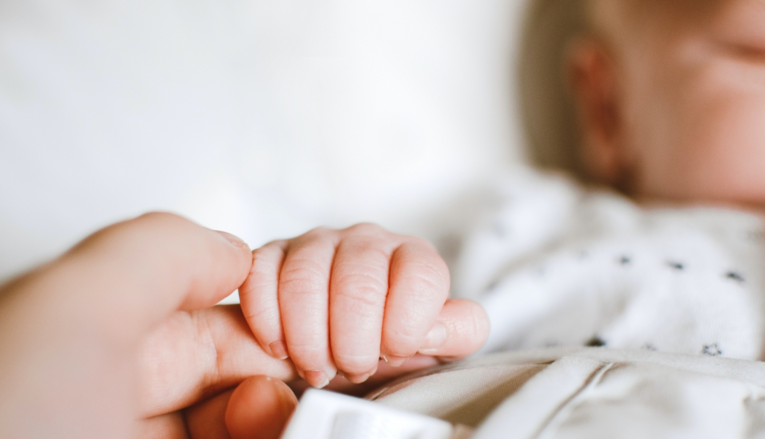 Mamma tur sava gulošā mazuļa roku