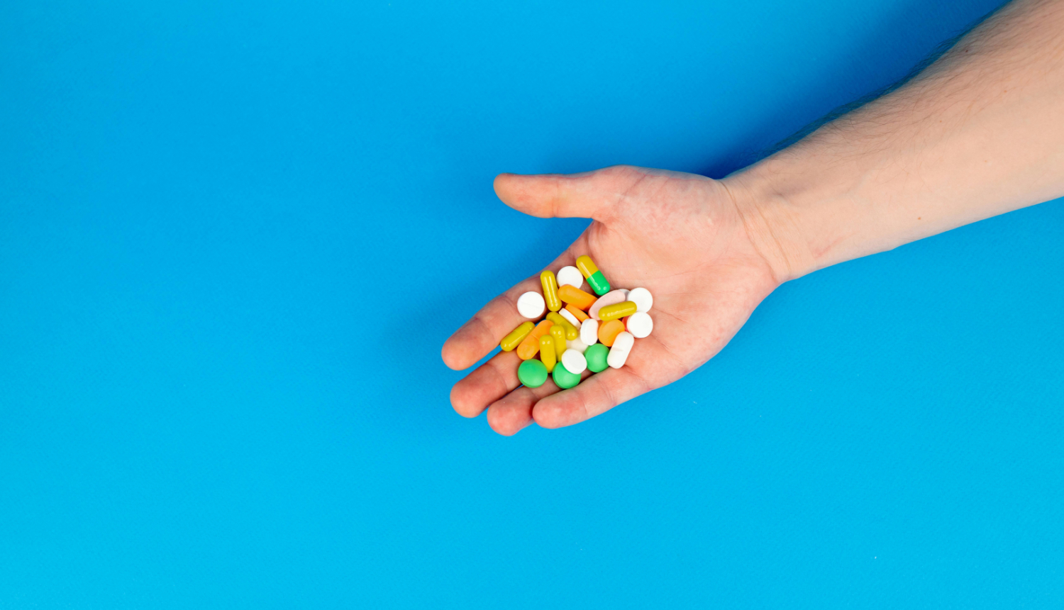 Uz zila fona roka ar medikamentiem