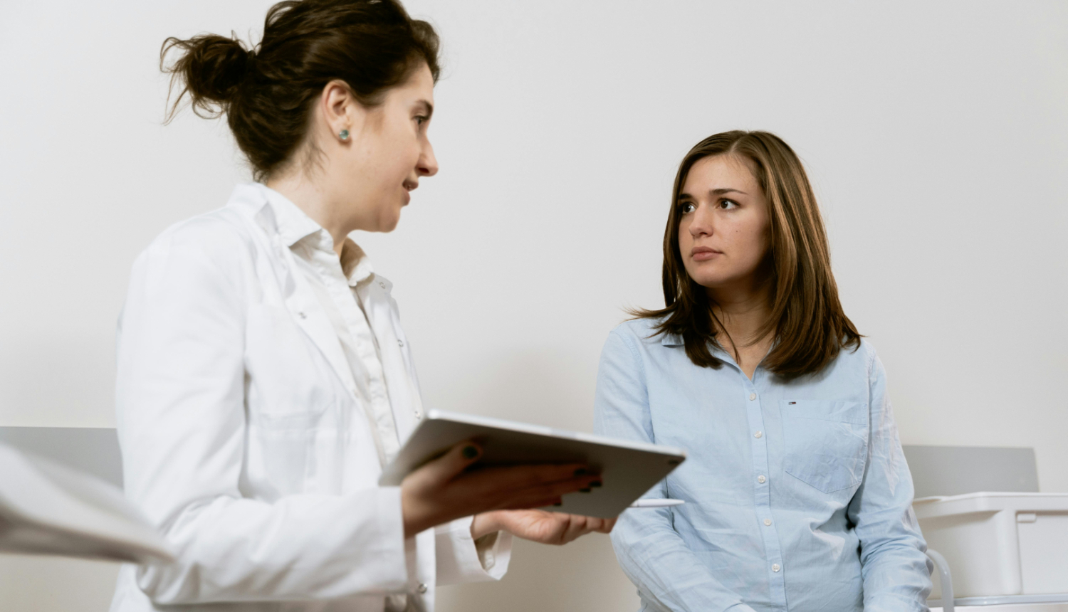 Aŗsts sarunājas ar pacientu