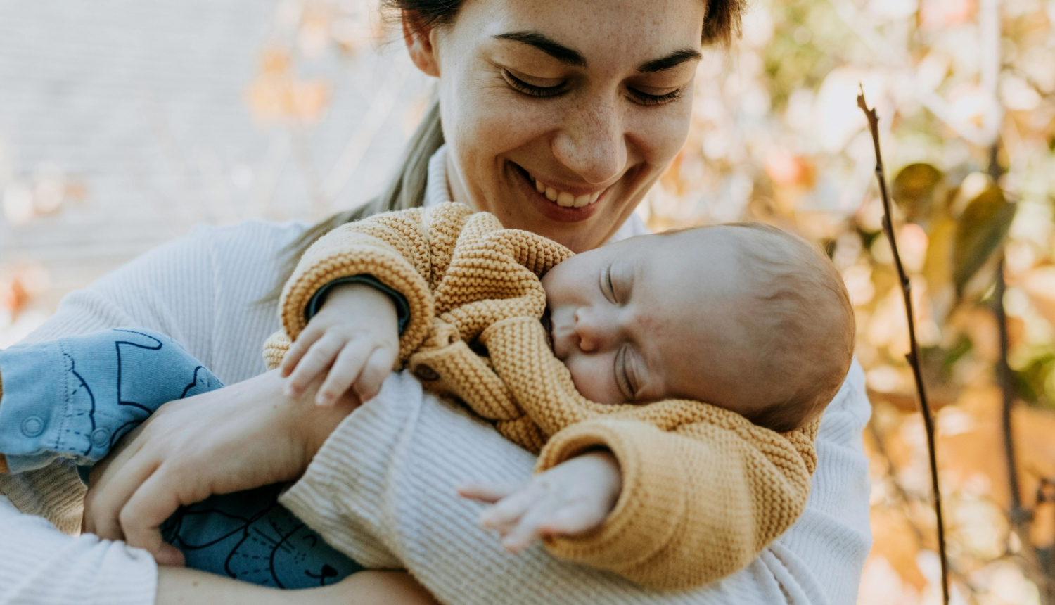 Māte ar mazuli rokās