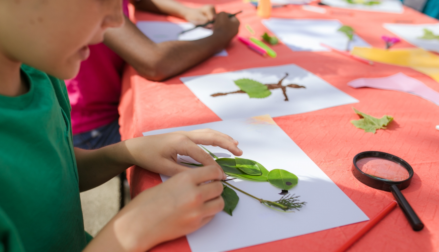 Bērni līmē dzīvniekus no rudens lapām