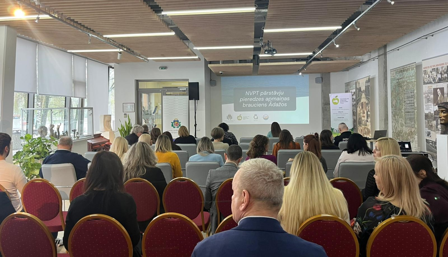 Cilvēki sēž konferencē