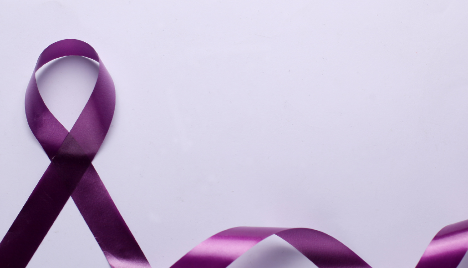 uz gaiši violeta fona tumši violeta atlasa lente