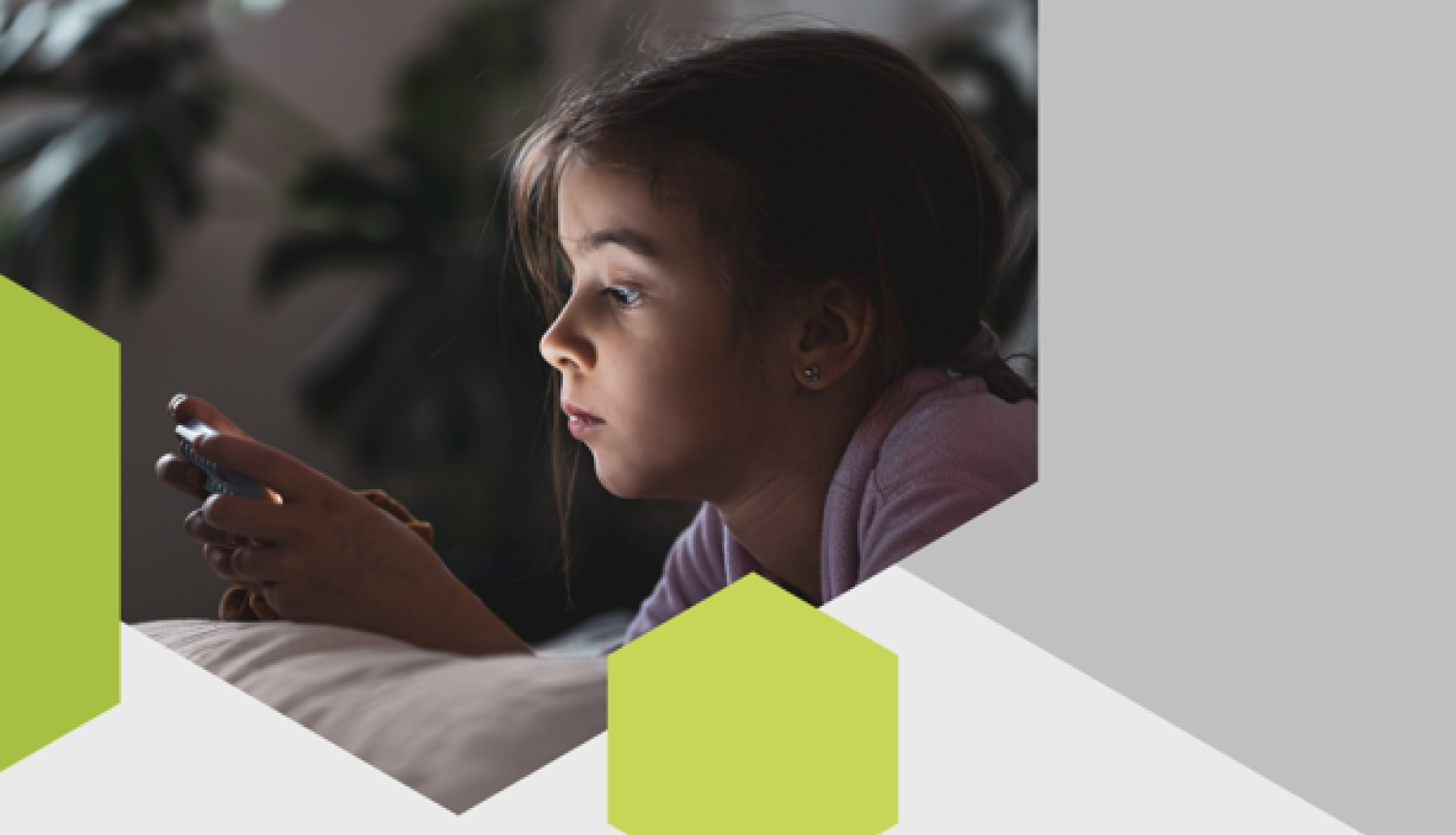 bērns gultā skatās telefona ekrānā