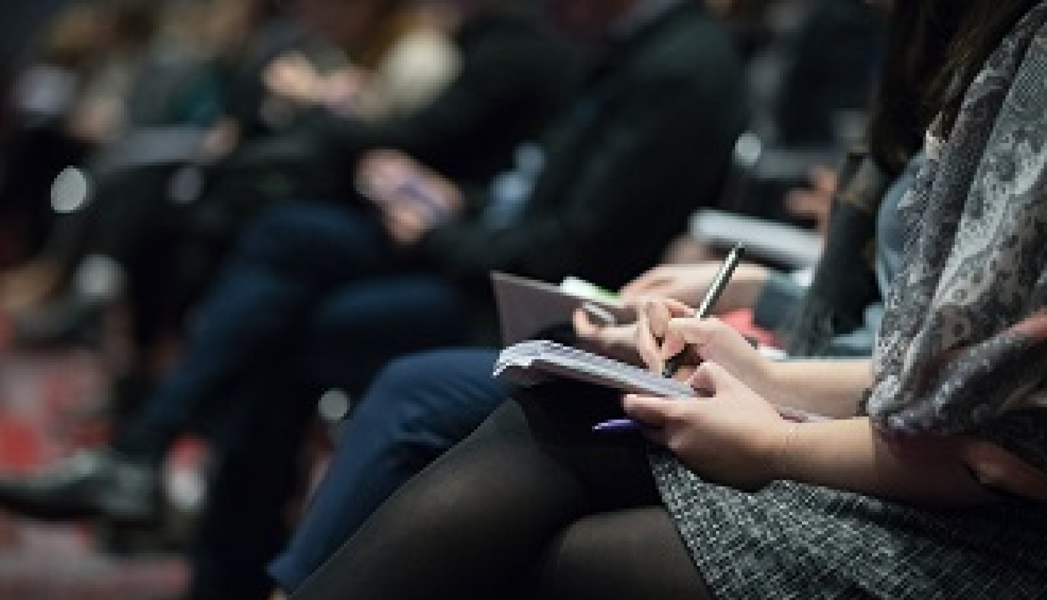 Cilvēki sēž konferencē