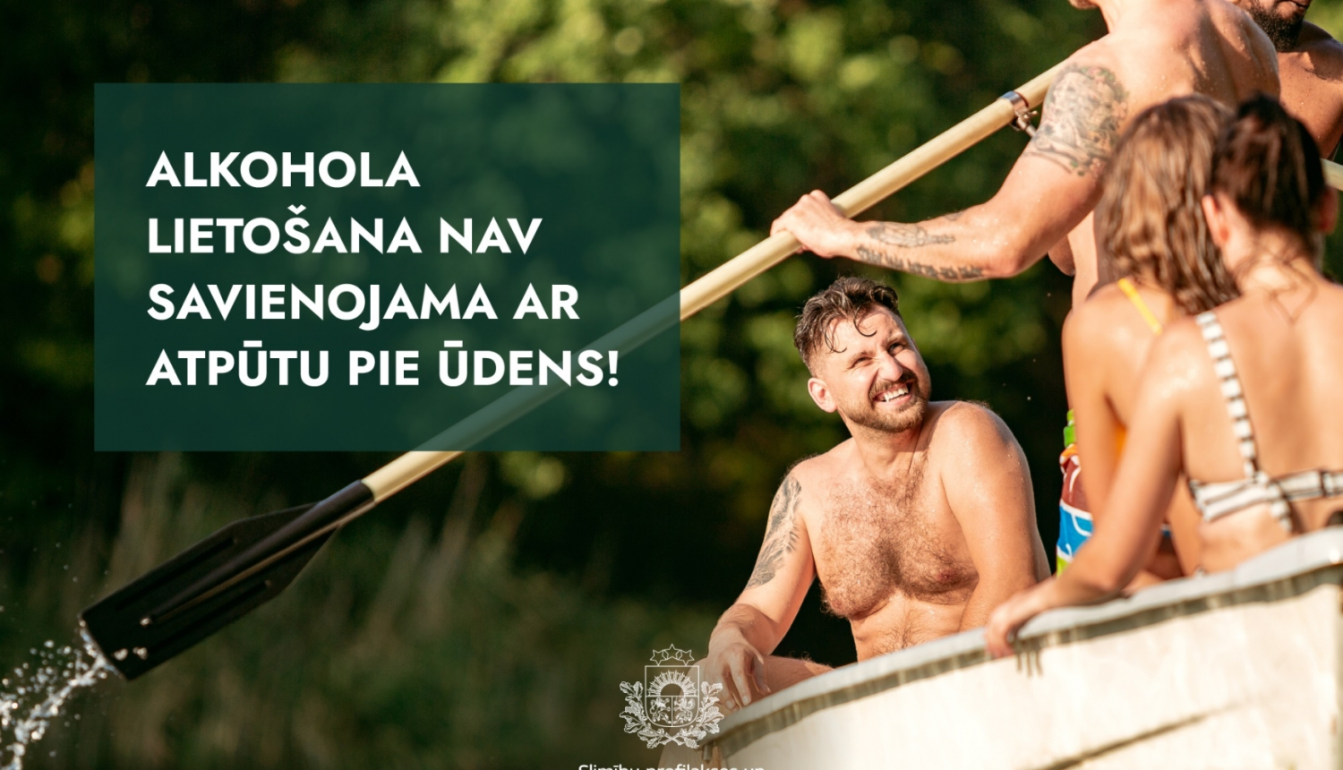 četri cilvēki laivā peld pa upi