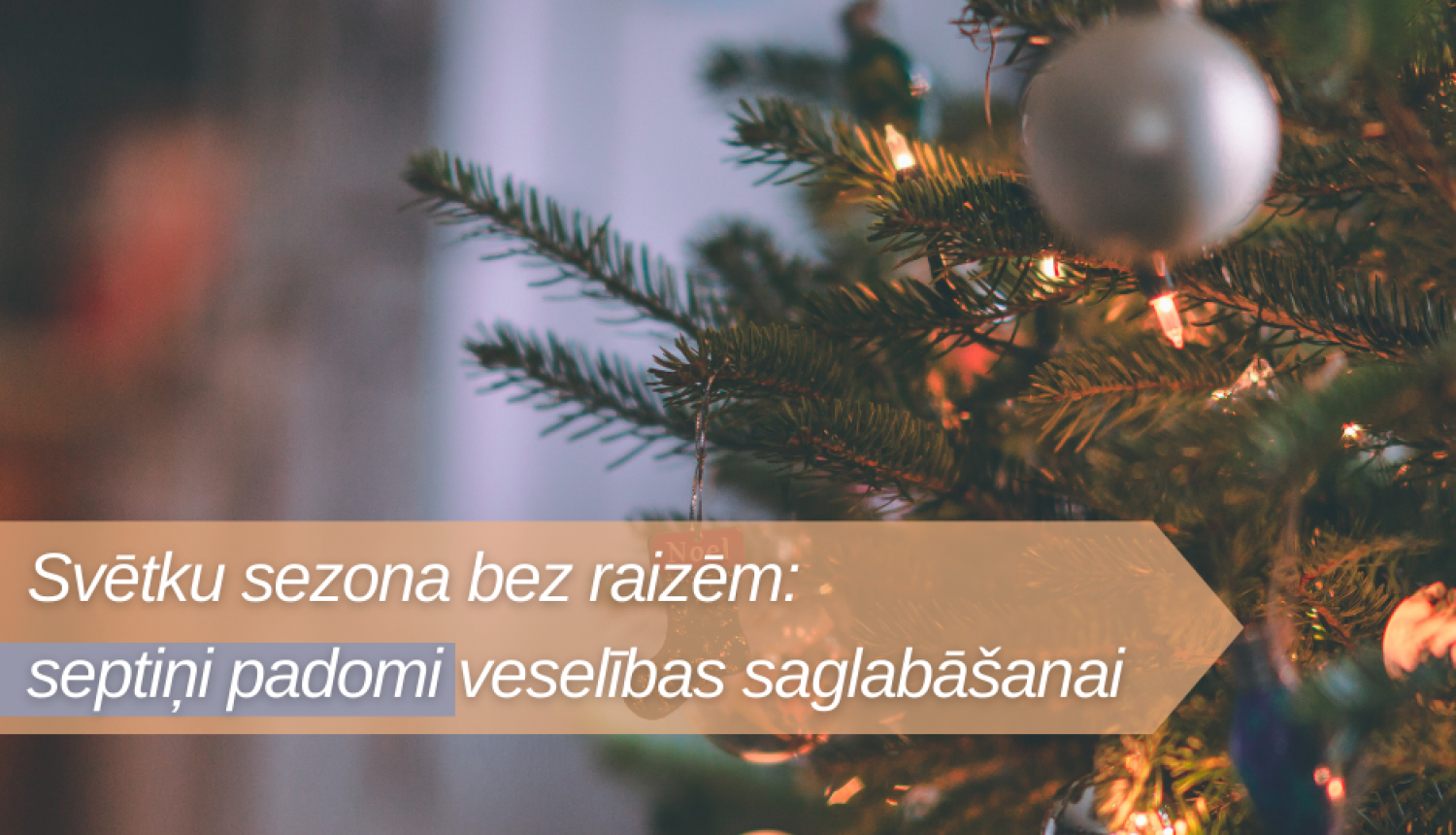 Relīzes vizuālis ar izrotātu egli