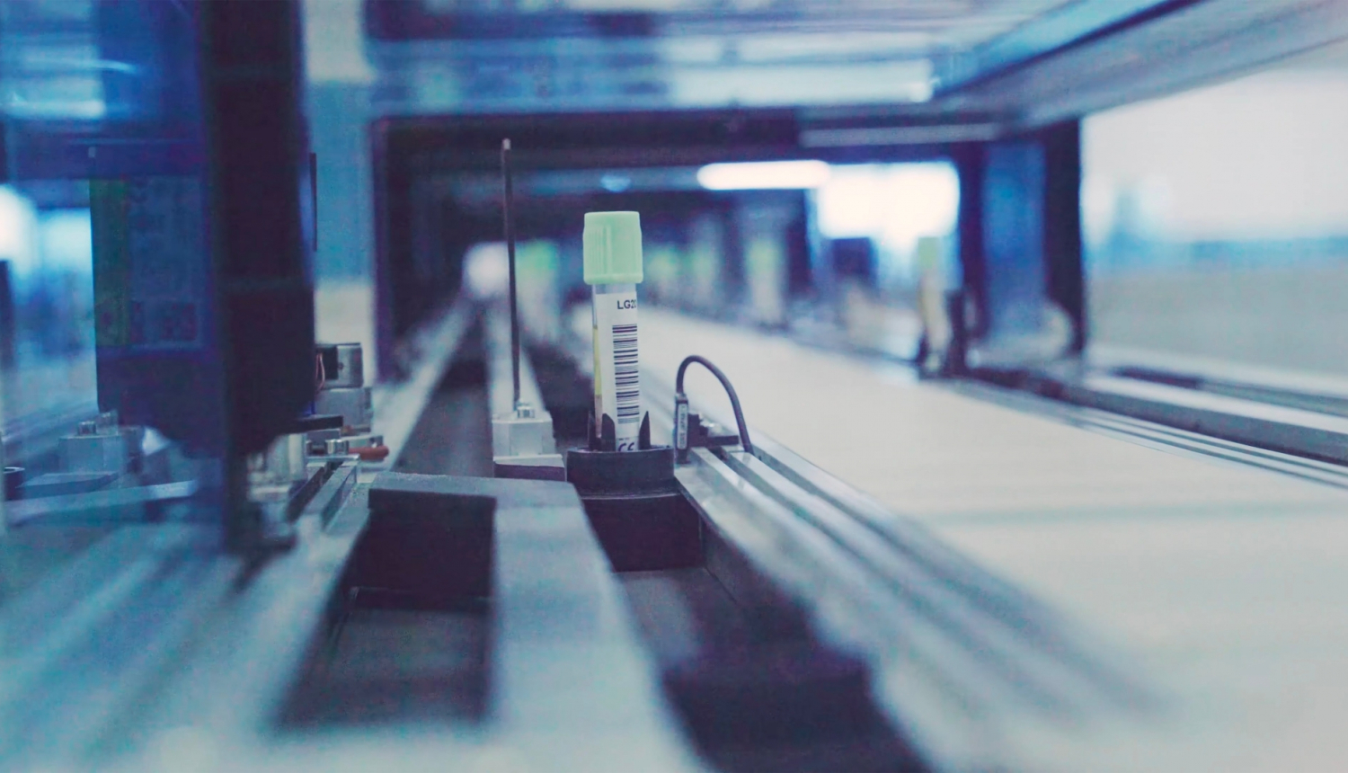 stacijas perons zilā krāsā