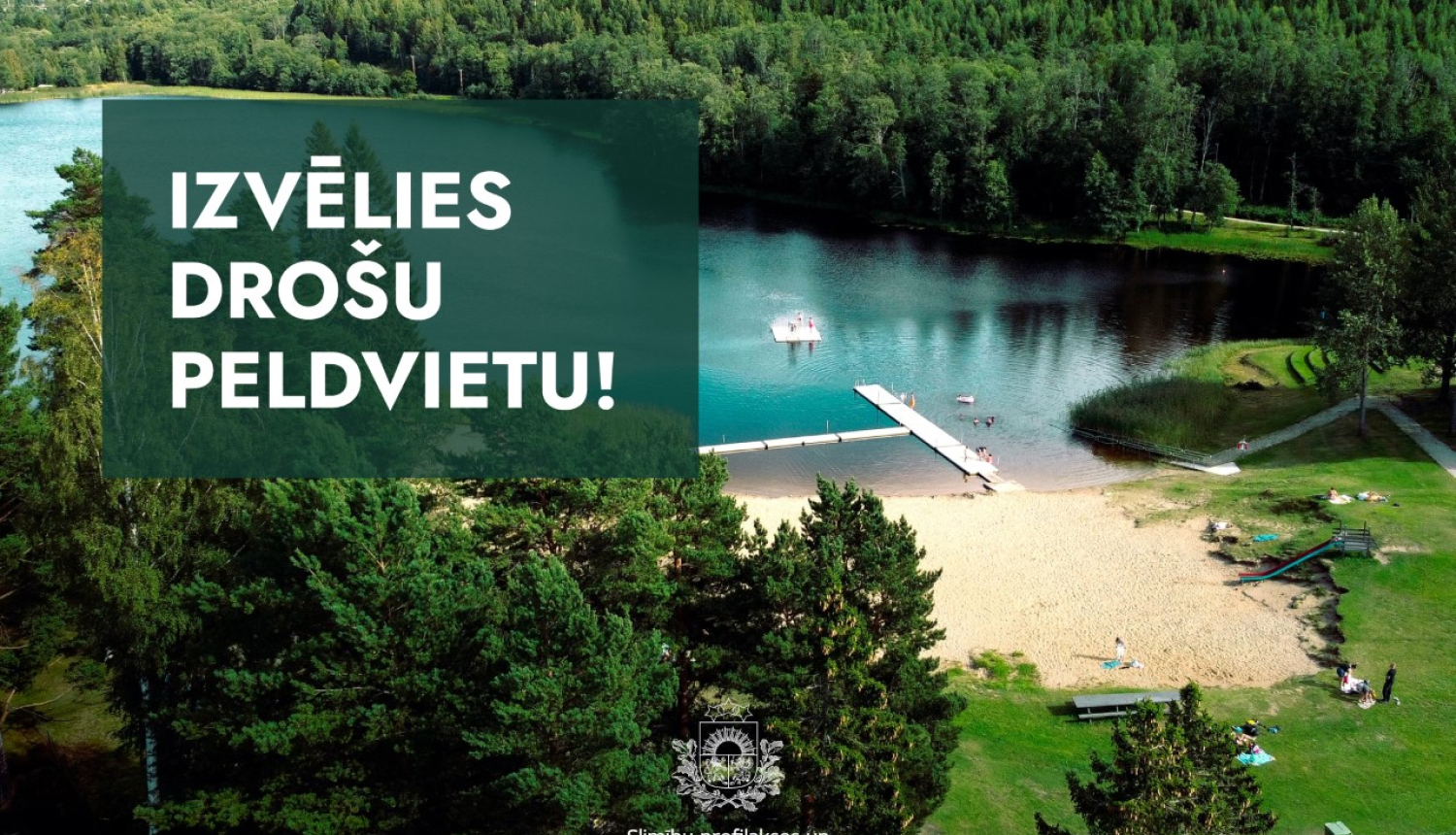 dabas skats ar mežu un ūdenstilpni