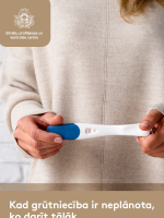 Sieviete tur rokās pozitīvu grūtniecības testu. 