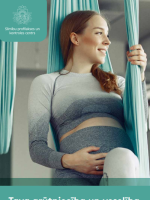 grūtniece šūpuļtīklā smaida