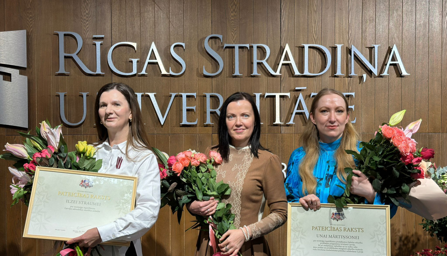 Sievietes ar ziediem