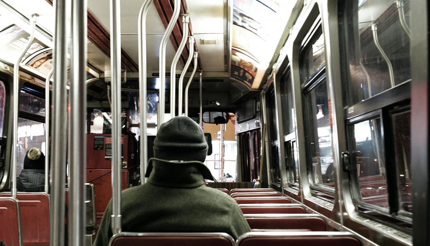attēls ar cilvēku autobusā